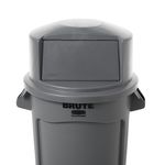 Tapa BRUTE  Domo Gris 121 Litros Rubbermaid Commercial tapa puesta de frente