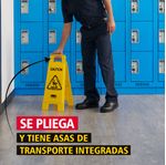 SEÑAL-PISO-Señal de Precaución de piso Amarillo 66 cm plegada puesta por hombre en el piso